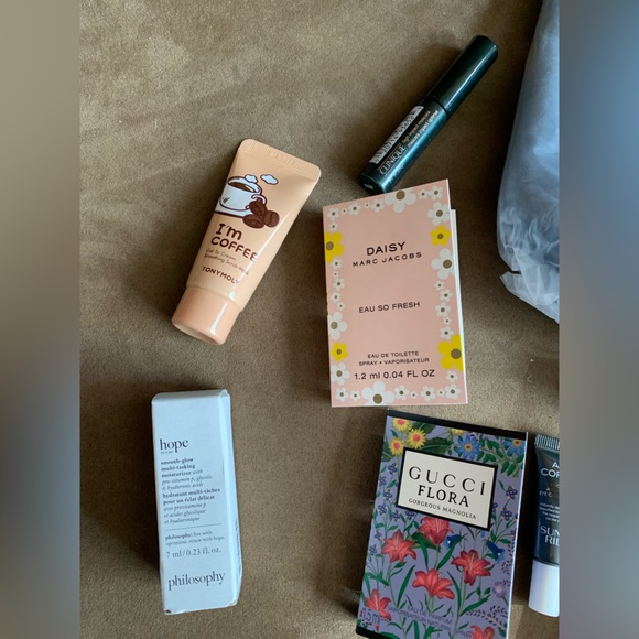 NWOT Bundle 13 Piece Skincare Makeup Hair Beauty Bag $80 Value - Picture 7 of 10